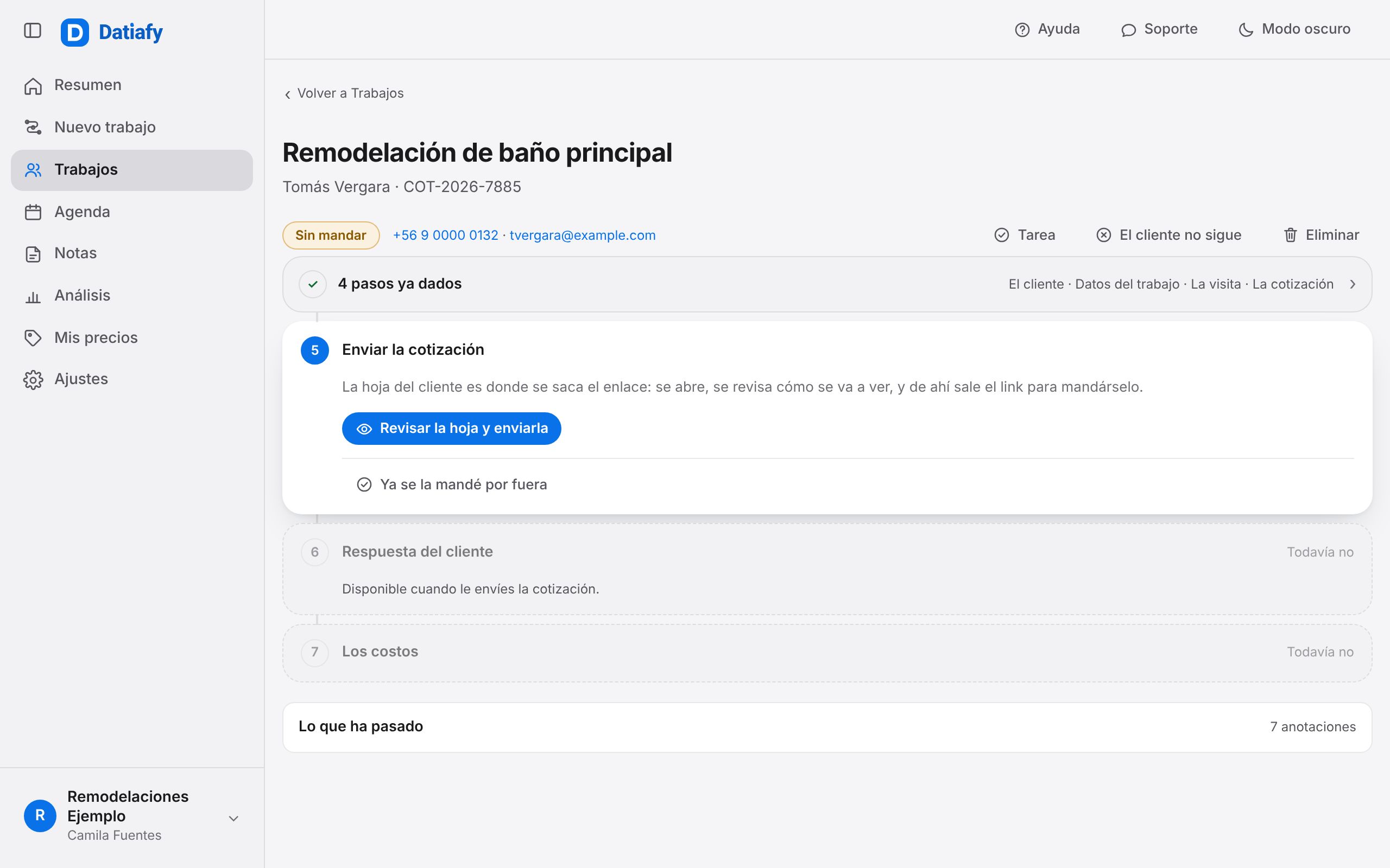 Un trabajo en Datiafy: la remodelación de un baño con cuatro pasos ya dados —el cliente, sus datos, la visita y la cotización— y el paso cinco abierto, «Enviar la cotización».
