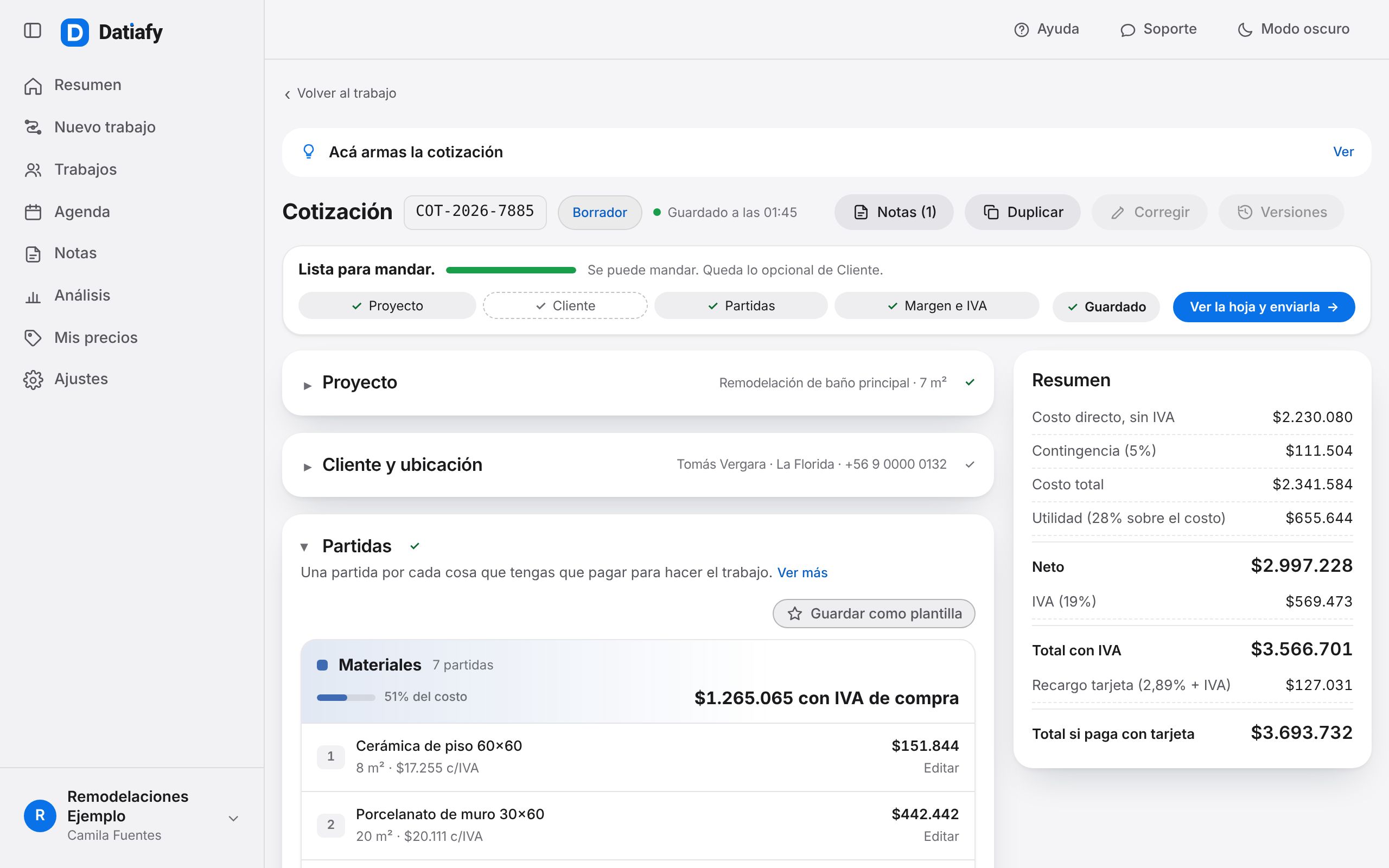 El editor de cotizaciones: las partidas de materiales de un baño y, al lado, el resumen con costo directo, contingencia de 5%, utilidad de 28%, neto de $2.997.228 y total con IVA de $3.566.701.